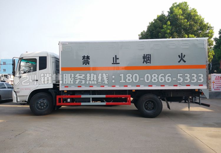 東風(fēng)天錦6米5易燃液體廂式運輸車