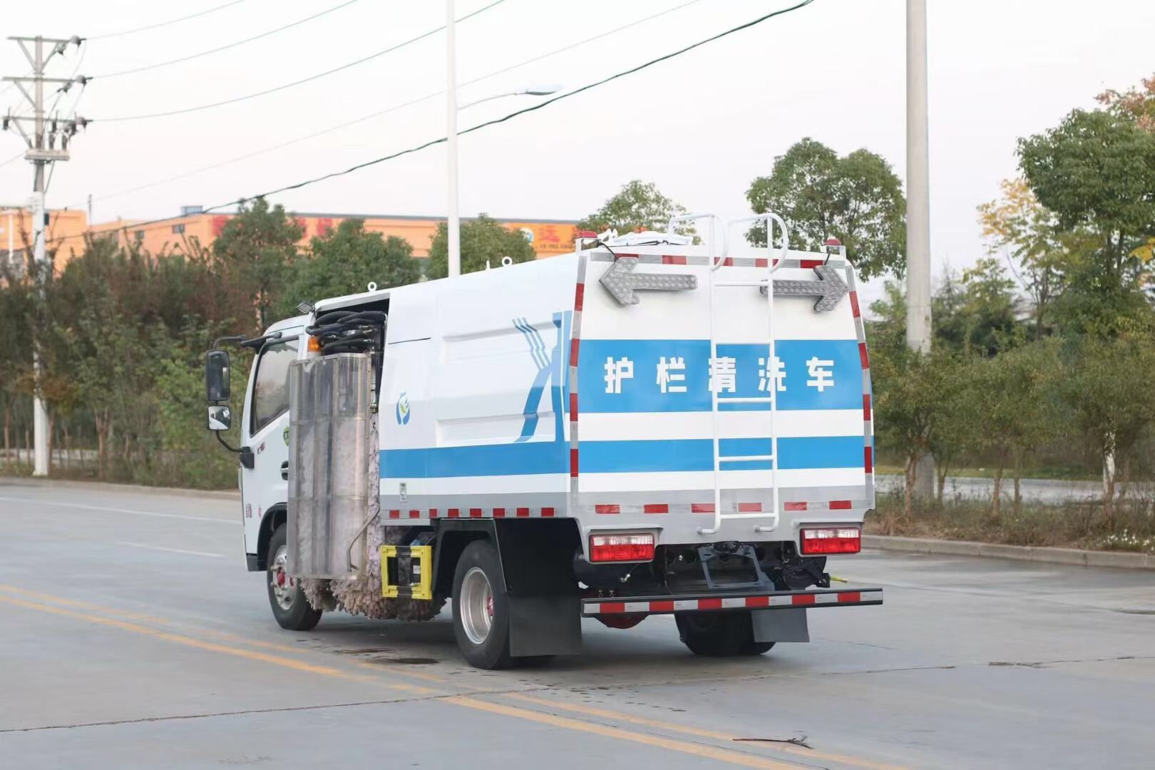 東風(fēng)多利卡護(hù)欄清洗車(chē)