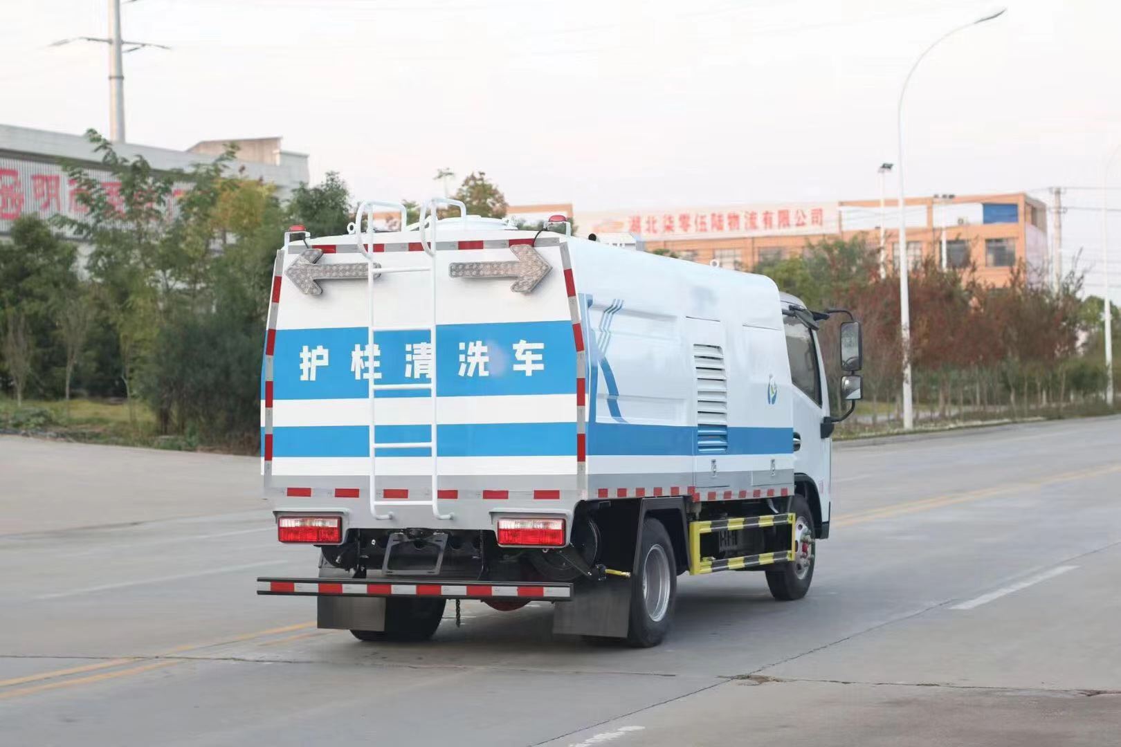 東風(fēng)多利卡護(hù)欄清洗車(chē)