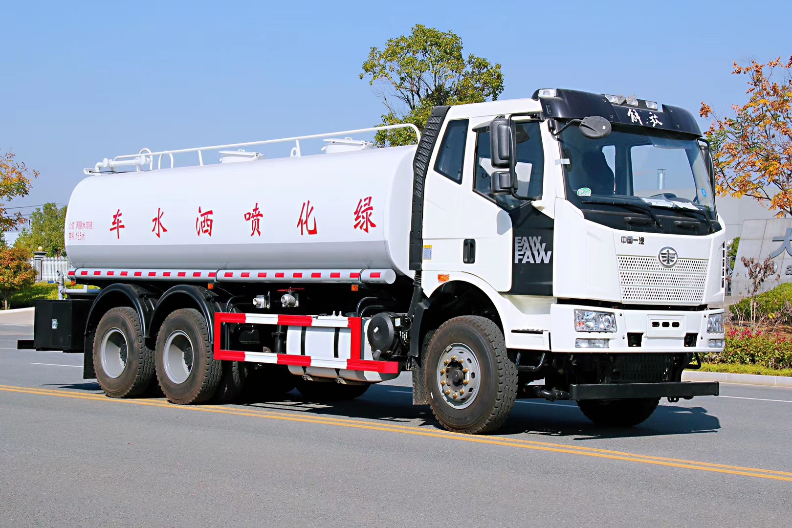 解放J6后雙橋灑水車20立方
